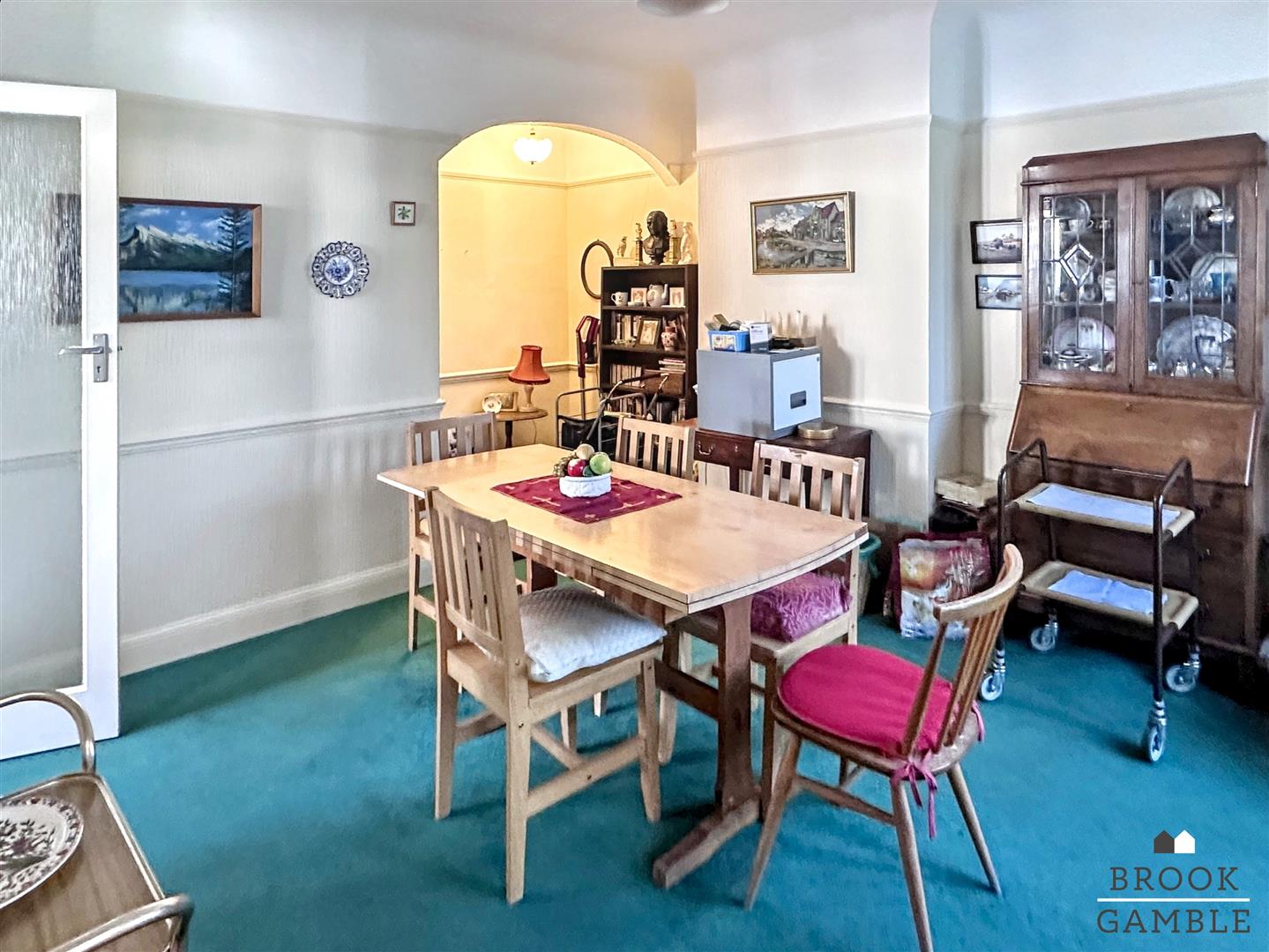 3 Bedroom House - Semi-Detached. Ocklynge Road in Eastbourne,  5